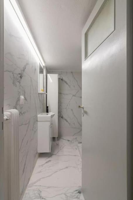 Fully Renovated 1 Bedroom Condo เอเธนส์ ภายนอก รูปภาพ