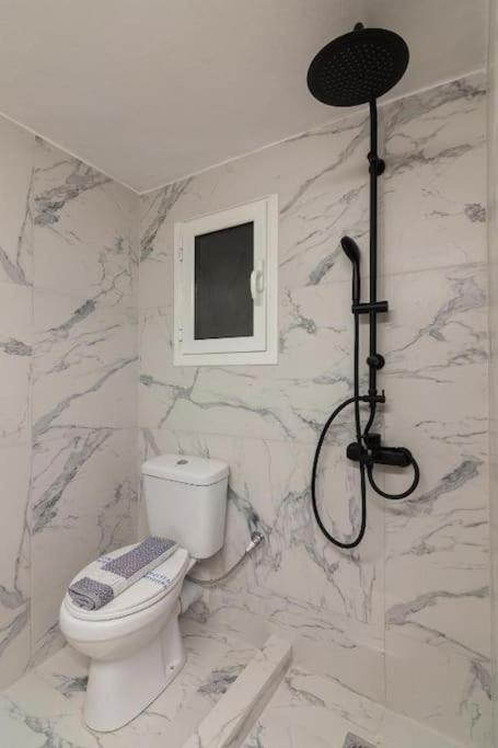Fully Renovated 1 Bedroom Condo เอเธนส์ ภายนอก รูปภาพ