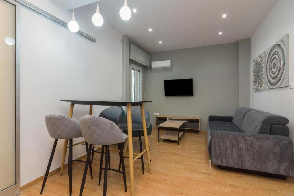 Fully Renovated 1 Bedroom Condo เอเธนส์ ภายนอก รูปภาพ